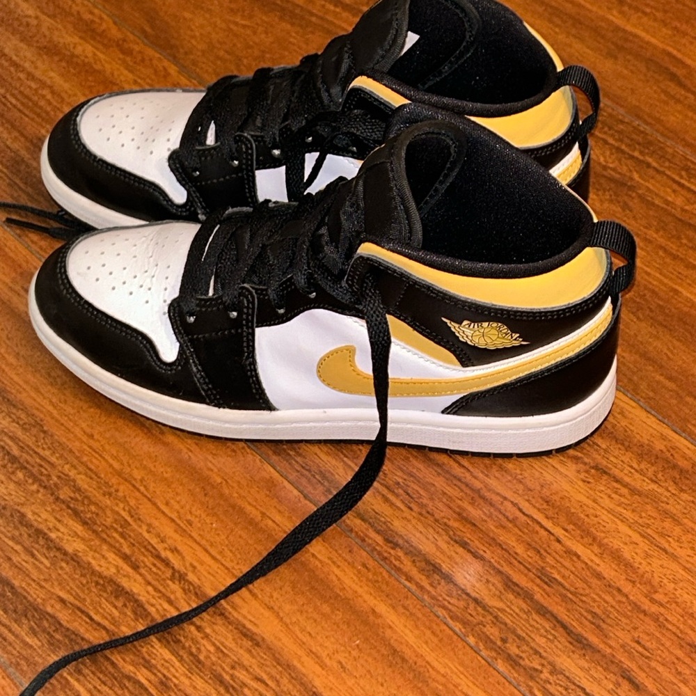 Jordan 1 mid University Gold youth